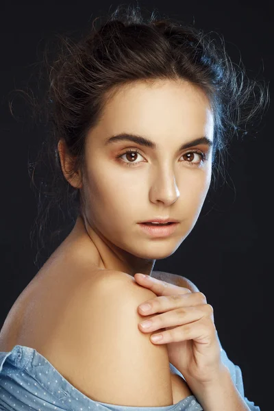 Portret van de schoonheid van mooie jongedame in studio — Stockfoto