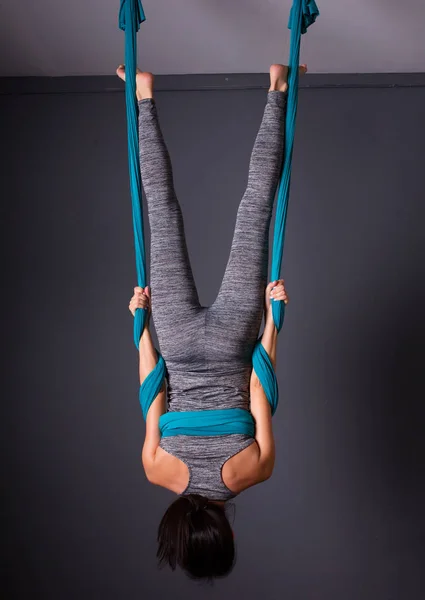 Jonge mooie brunette vrouw vliegen yoga doen. Vergadering in hammoc — Stockfoto