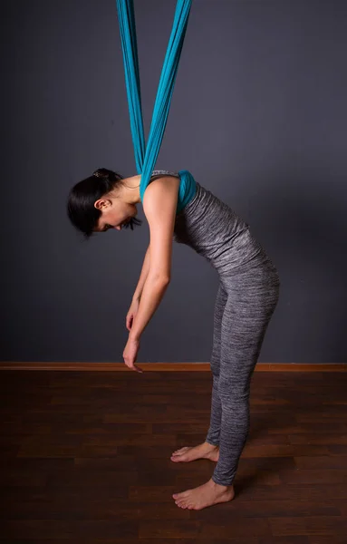 Ung vacker brunett kvinna gör flyga yoga. Wellness koncept. — Stockfoto