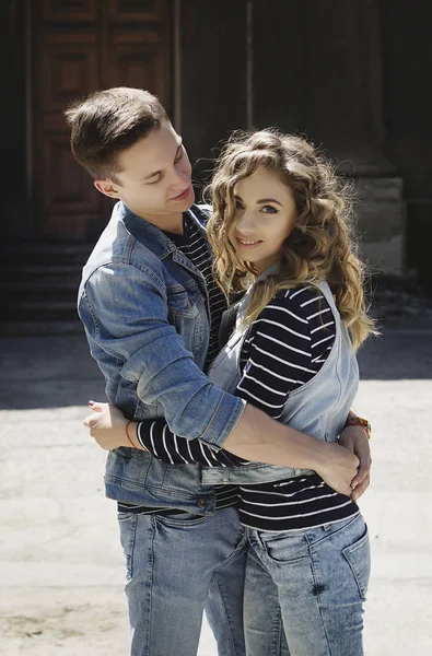 Jeune beau couple de mode portant des vêtements de jeans à la lumière du jour — Photo