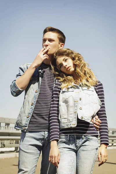 Joven hermosa pareja de moda con ropa vaqueros a la luz del día — Foto de Stock