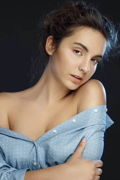 Schönheitsporträt einer jungen hübschen Frau mit natürlichem Make-up in — Stockfoto