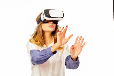 Sanal rea VR kulaklık gözlük giyen genç çekici kadın