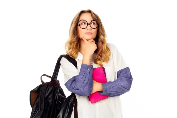 Portrét zamyšleně dívka, která nosí brýle vyhledávání nad wh — Stock fotografie
