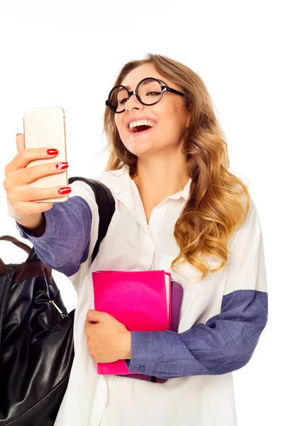 Portret van een mooie jonge vrouw selfie maken op smart phone — Stockfoto