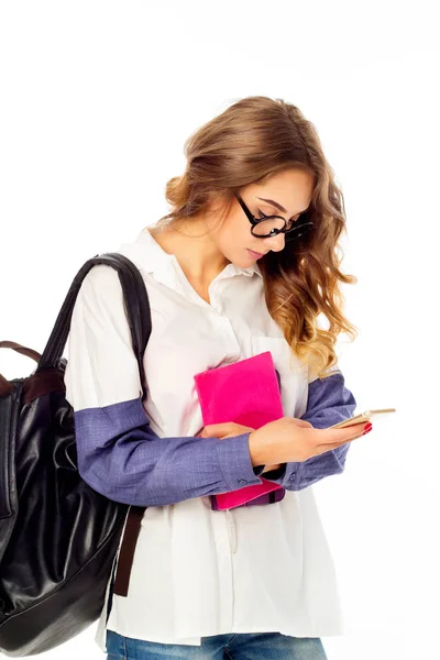 Portret pięknej młodej studentki w okulary SMS-y przez smar — Zdjęcie stockowe