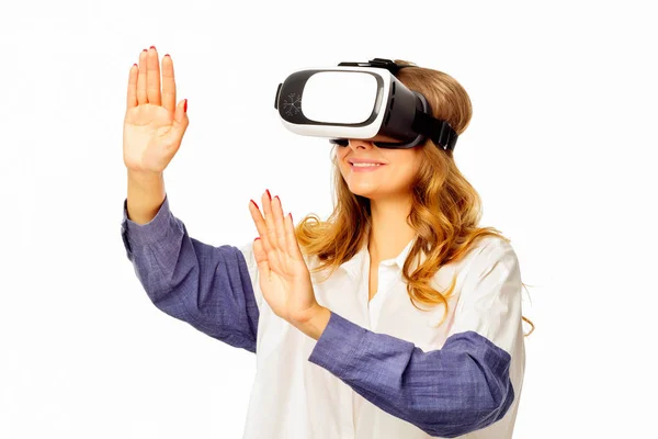 Молодая привлекательная женщина в очках виртуальной реальности — стоковое фото