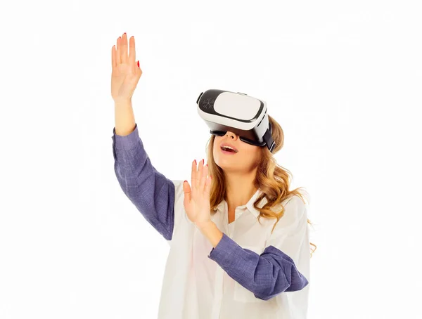 Молодая привлекательная женщина в очках виртуальной реальности — стоковое фото