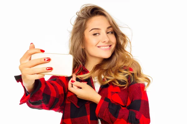 Retrato de una hermosa mujer joven haciendo selfie en el teléfono inteligente — Foto de Stock