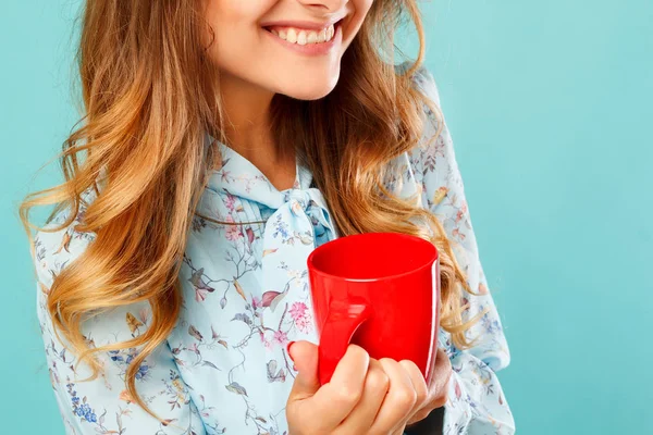 Портрет молодої красивої жінки, що п'є каву або чай над бл — стокове фото