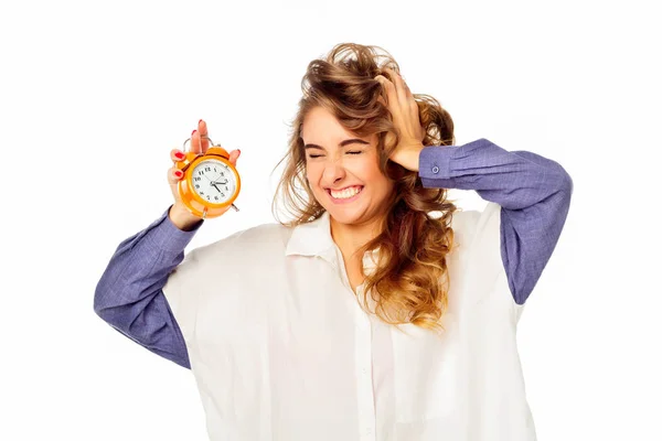 Retrato de uma bela mulher estressada segurando relógio nas mãos — Fotografia de Stock