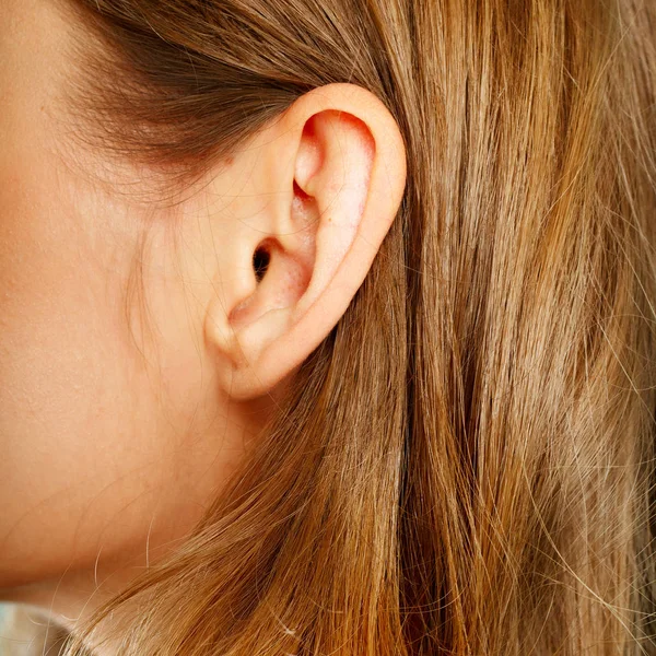 Weibliches Ohr in Großaufnahme — Stockfoto
