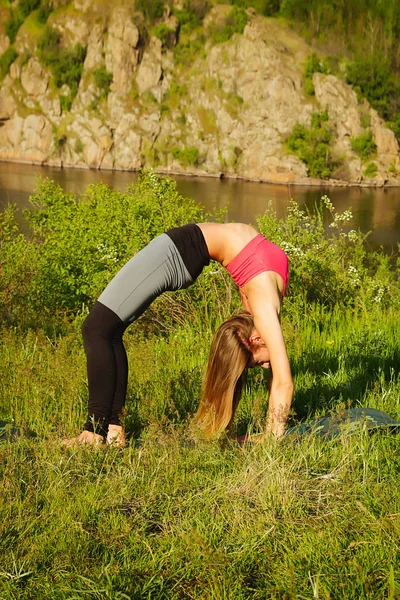 Jeune belle femme faisant paisiblement yoga en plein air — Photo