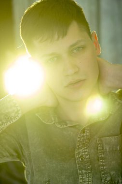 Genç çekici sıcak adam büyük lambalı Studio poz