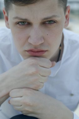 Açık havada poz genç çekici sıcak adam. Bir m Güzellik Portresi