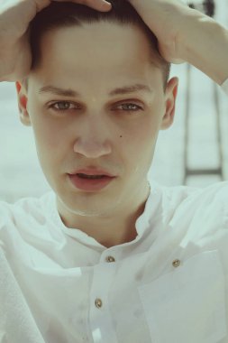 Genç çekici adam açık havada ıslak saçla poz sıcak. Güzellik p