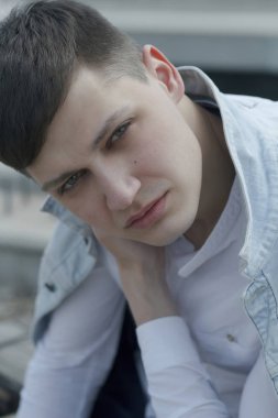 Genç çekici erkek kot pantolon jacker havada poz sıcak. Güzellik