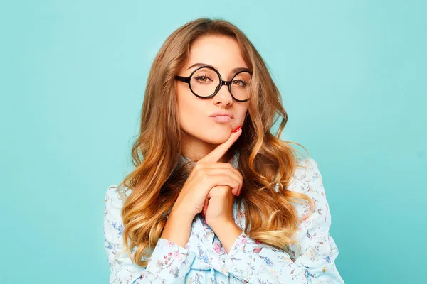 Retrato de una chica pensativa con gafas. Estudiante bonita ov —  Fotos de Stock