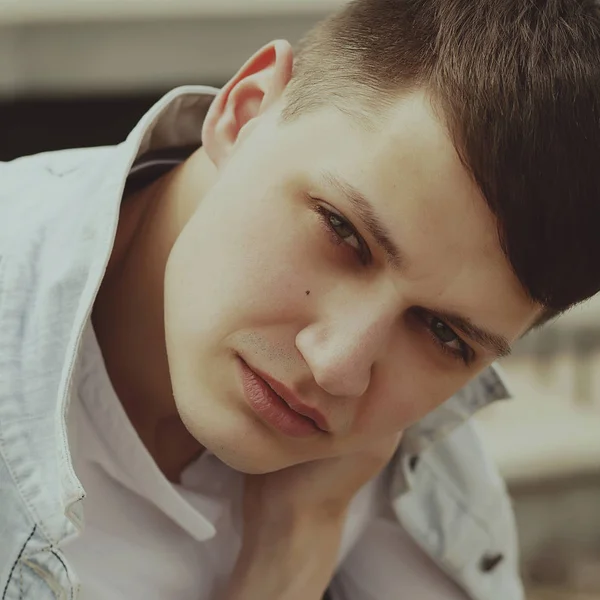 Jovem atraente homem quente posando em jeans jacker ao ar livre. Beleza — Fotografia de Stock