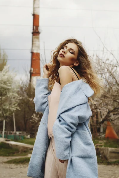 Genç güzel sarışın kadın mavi ceket açık havada poz