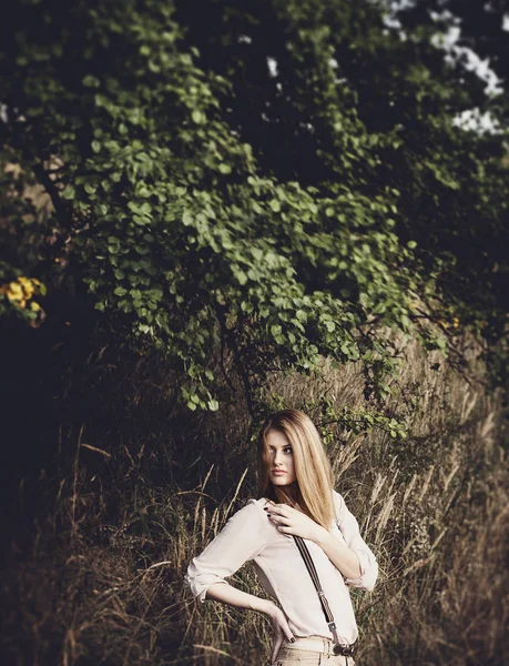 Jonge aantrekkelijke redhair vrouw buiten in velden. Vrijheid concep — Stockfoto
