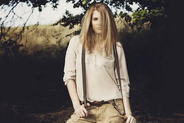 Mladá atraktivní redhair žena venku v polích. Precizní svoboda — Stock fotografie
