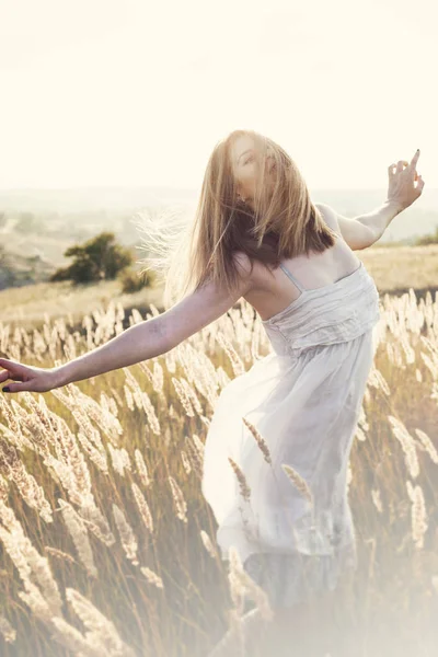 Young attractive redhair woman outside in fields. Freedom concep — Stock Photo, Image