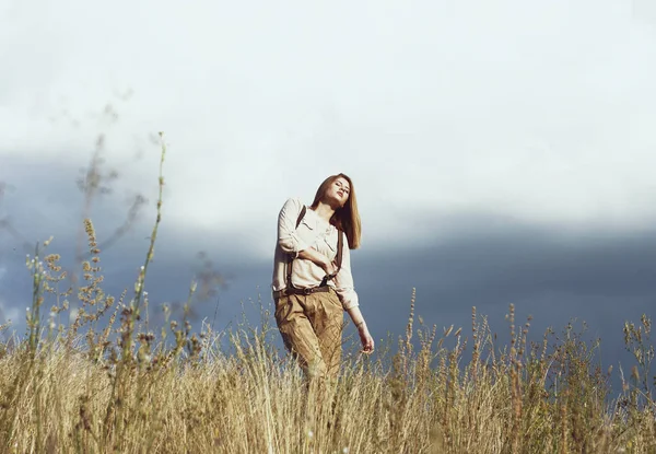 Mladá atraktivní redhair žena venku. Koncept svobody. — Stock fotografie