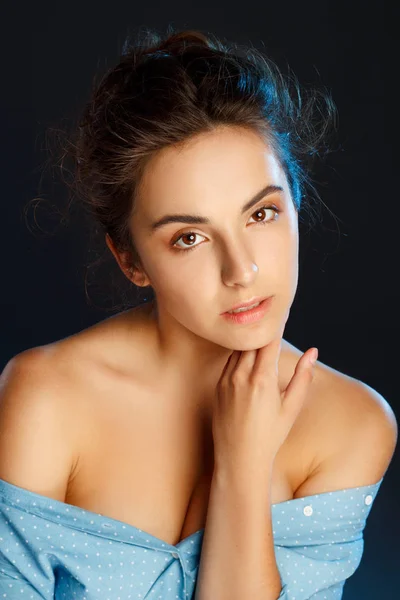 Schönheitsporträt einer jungen hübschen Frau im Atelier. Gesichtspflege — Stockfoto