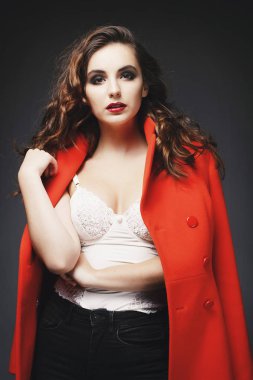 Studio gri arka plan üzerinde poz güzel ve genç birbayan. Fas