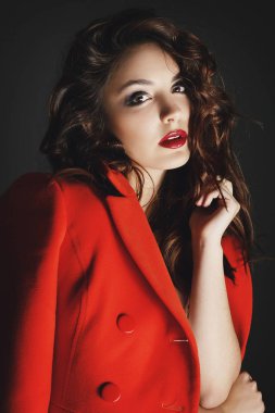 Studio gri arka plan üzerinde poz güzel ve genç birbayan. Fas