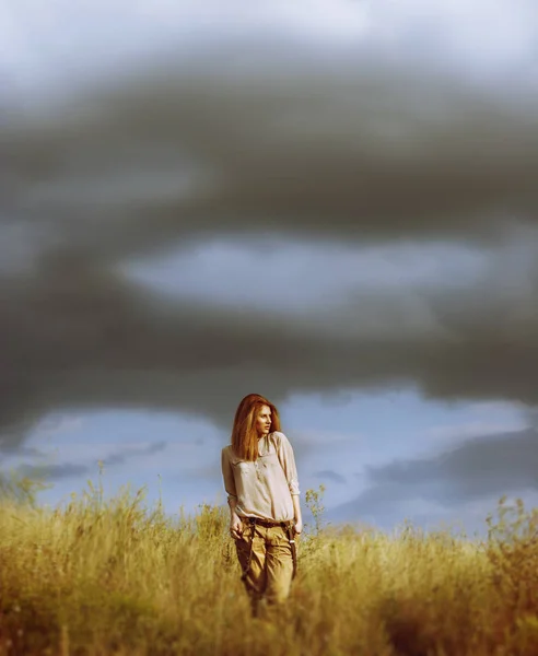 Jonge aantrekkelijke redhair vrouw buiten in velden. Vrijheid concep — Stockfoto