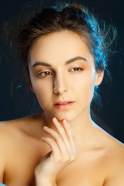 Retrato de belleza de una joven mujer bonita en el estudio. Conce cuidado facial — Foto de Stock