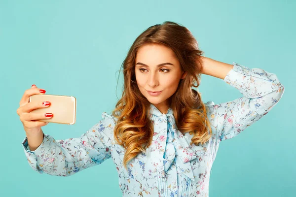 Retrato de una hermosa mujer joven haciendo selfie en el teléfono inteligente — Foto de Stock