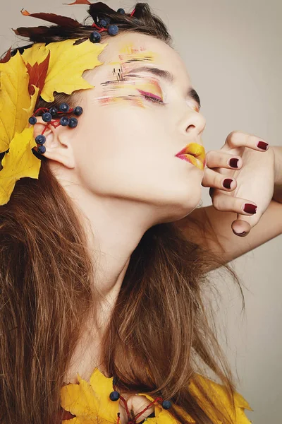 Sonbahar ile güzel genç kadın olun studio üzerinden poz 