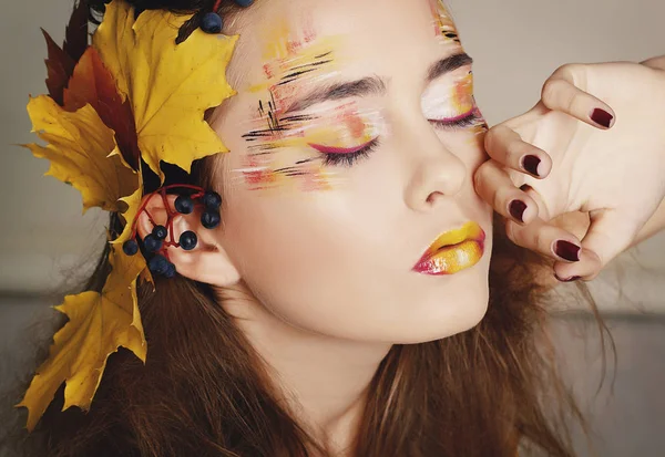 Hermosa joven con maquillaje de otoño posando en el estudio sobre — Foto de Stock