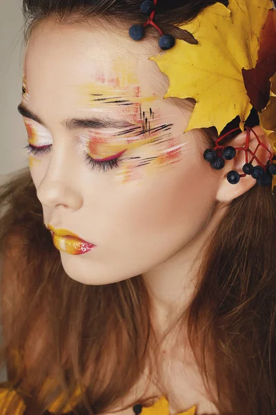 Sonbahar ile güzel genç kadın olun studio üzerinden poz 