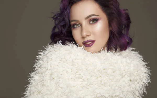 Porträtt av vackra sexiga modell med lila hår över grå bakgrund — Stockfoto