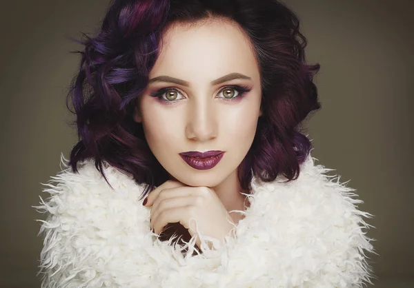 Porträt der schönen sexy Mode-Modell mit lila Haaren über grauem Hintergrund — Stockfoto
