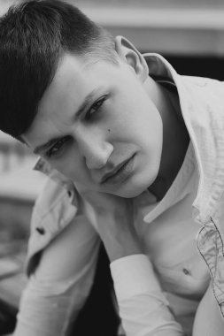 Genç çekici erkek kot pantolon jacker havada poz sıcak. Güzellik