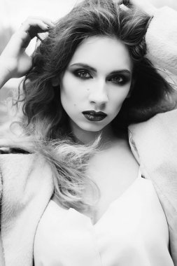 Genç güzel sarışın kadın ceket açık havada poz