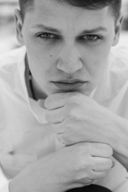 Açık havada poz genç çekici sıcak adam. Bir m Güzellik Portresi