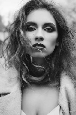 Genç güzel sarışın kadın ceket açık havada poz