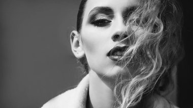 Genç güzel sarışın kadın ceket açık havada poz