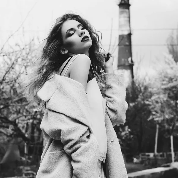 Genç güzel sarışın kadın ceket açık havada poz