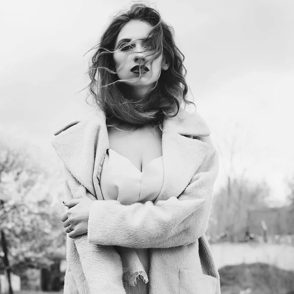 Jovem bela mulher loira posando no casaco ao ar livre — Fotografia de Stock