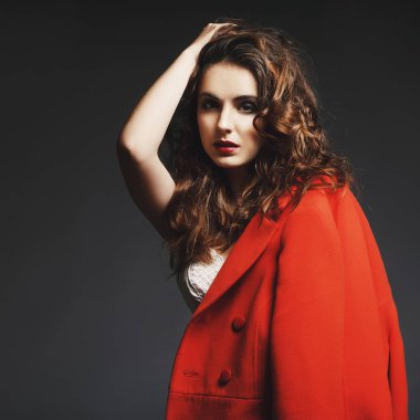 Studio gri arka plan üzerinde poz güzel ve genç birbayan. Fas