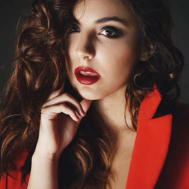 Studio gri arka plan üzerinde poz güzel ve genç birbayan. Fas