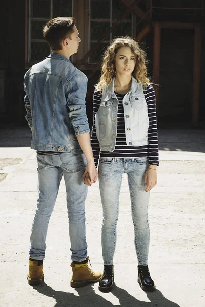 Jovem casal de moda bonita vestindo roupas jeans à luz do dia — Fotografia de Stock