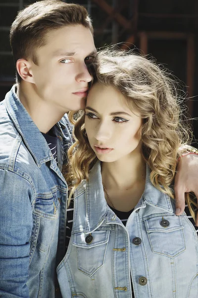 Jovem casal de moda bonita vestindo roupas jeans à luz do dia — Fotografia de Stock